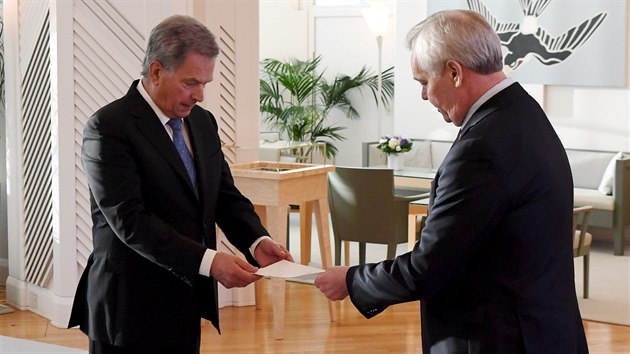Finsk prezident Sauli Niinist (vlevo) pijm rezignaci finskho premira Anttiho Rinneho, kter ji podal kvli stvce pok. (3. prosince 2019)