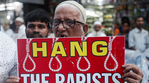 V Indii se konaj protesty kvli ppadm znsilnn. Demonstranti poaduj, aby pachatel byli upleni i aby jim byly usekny hlavy. (5. prosince 2019)