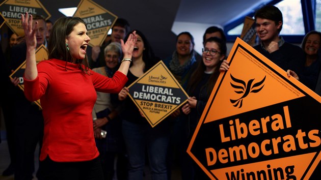 Vdkyn britskch Liberlnch demokrat Jo Swinsonov bhem pedvolebn kampan. (6. prosince 2019)