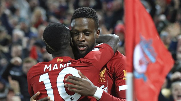 Fotbalisté Liverpoolu Divock Origi a Sadio Mané se radují ze vstřeleného gólu v městském derby proti Evertonu.
