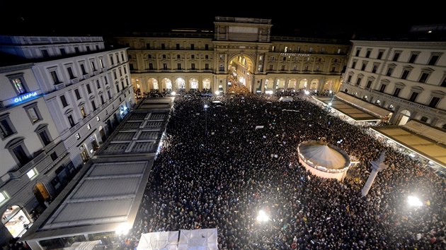 Italsk sardinky vyly znovu do ulic. Snmek pochz z Florencie. (30. listopadu 2019)