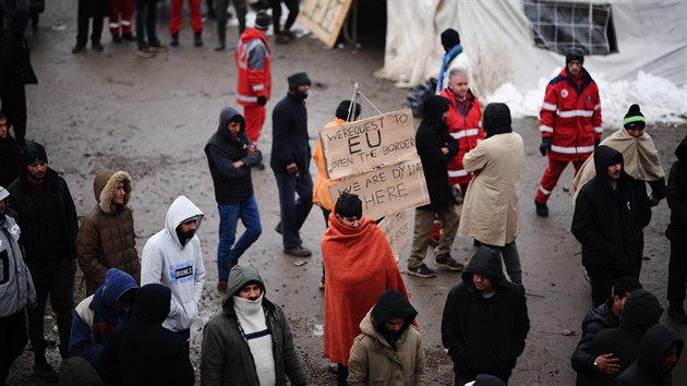 Migranti mrznou v bosenských uprchlických táborech. Umíráme tady, apelují na Evropskou unii, aby otevřela hranice. Snímek pochází z tábora Vucjak. (5. prosince 2019)
