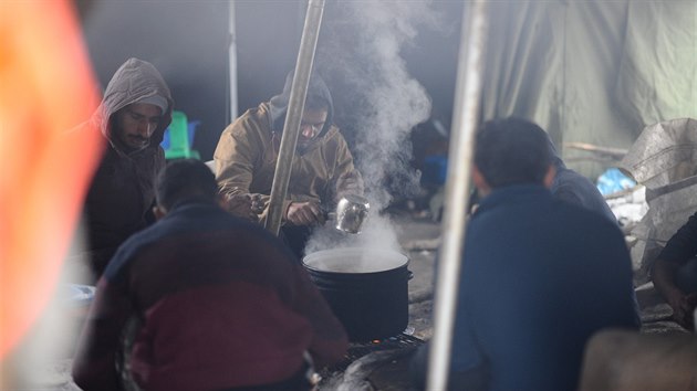 Migranti mrznou v bosenskch uprchlickch tborech. Umrme tady, apeluj na Evropskou unii, aby otevela hranice. Snmek pochz z tbora Vucjak. (5. prosince 2019)