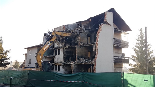 Těžká technika bourala dům v Lenoře, který poničil výbuch a požár. (2019)