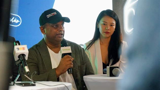 editel leteck spolenosti AirAsia, Tony Fernandes na otevrace restaurace