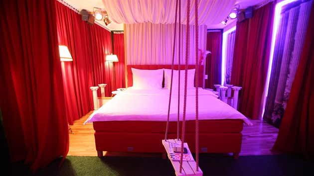 Pokoj podle filmu Sladk� �ivot v brn�nsk�m hotelu Anybody je o r�zn�ch rol�ch.