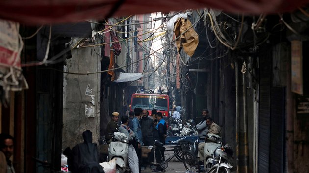 Pi mohutnm poru v centru indick metropole Dill zahynulo nejmn 43 lid (8. prosince 2019).