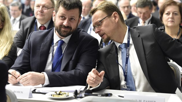 Generln advokt Soudnho dvora Evropsk unie nominovan eskou republikou Michal Bobek (vlevo) a soudce Jan M. Passer na mezinrodn konferenci Nejvy soudy v mnc se dob. (6. listopadu 2018).