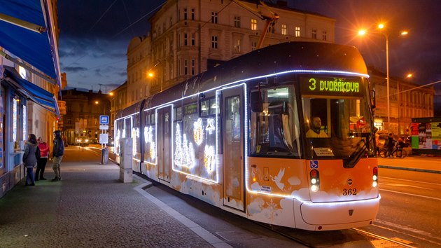 Ulicemi msta Plzn projd v adventnm obdob speciln vyzdoben vnon tramvaj.