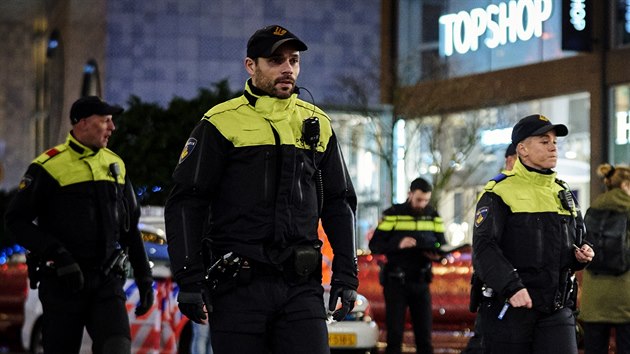 Pi toku noem na nkupnm bulvru v nizozemskm Haagu bylo zranno nkolik lid, informovala bez dalch podrobnost nizozemsk policie. (29. listopadu 2019)