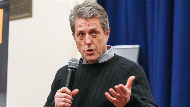 Herec Hugh Grant hovo�� v Lond�n� na p�edvolebn�m shrom�d�n�. Agituje proti brexitu a znovuzvolen� konzervativc�. 