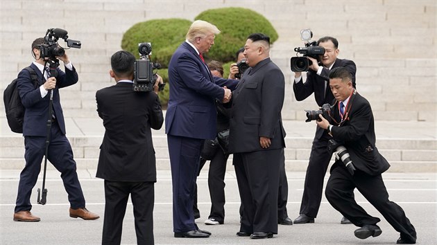 Donald Trump a Kim �ong-un v demilitarizovan� z�n� p�i setk�n� v �ervnu 2019