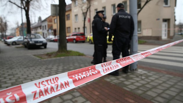 V Šámalově ulici v Brně-Židenicích našli policisté v bytě mrtvého muže a velké množství chemikálií, kvůli nimž ulici uzavřeli a evakuovali z ní 25 lidí. Na místo dorazil i pyrotechnik.