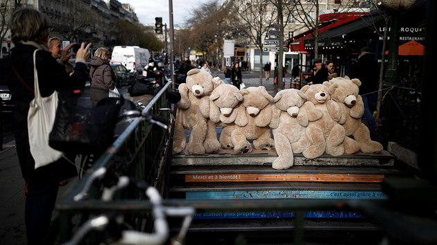 Vchod do jedn z uzavench stanic metra zatarasili demonstranti obmi plyovmi medvdy. (Pa, 7.12.2019)