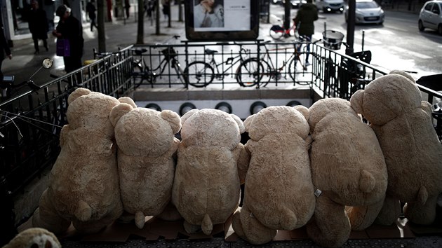 Vchod do jedn z uzavench stanic metra zatarasili demonstranti obmi plyovmi medvdy. (Pa, 7.12.2019)