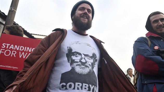 V oblasti Barry Island ve Walesu ml jeden z pznivc vdce britskch opozinch labourist Jeremyho Corbyna triko s jeho podobiznou. (7. prosince 2019)