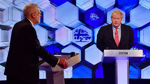 Britsk premir Boris Johnson a vdce opozinch labourist Jeremy Corbyn v zvrenm duelu ped pedasnmi volbami. (6. prosince 2019)