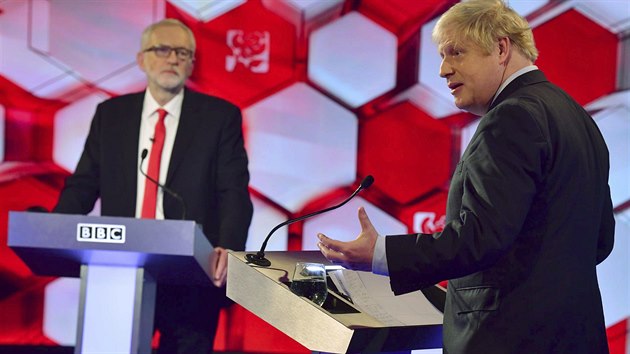 Britsk premir Boris Johnson a vdce opozinch labourist Jeremy Corbyn v zvrenm duelu ped pedasnmi volbami. (6. prosince 2019)