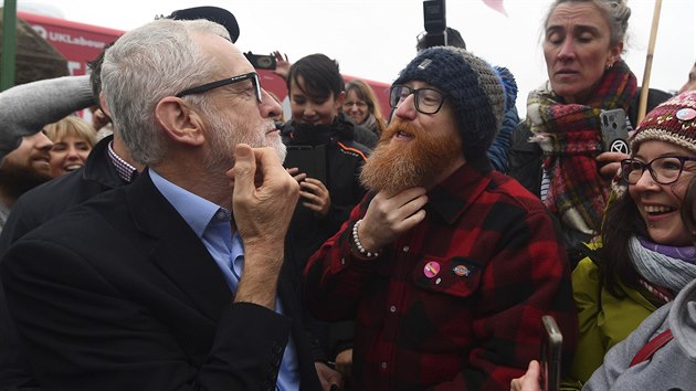 Ve mst Swansea ve Walesu si vdce britskch opozinch labourist Jeremy Corbyn v rmci pedvolebn kampan pomoval bradku s jednm ze svch pznivc. (7. prosince 2019)