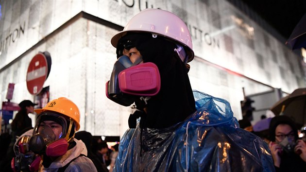 Tak tentokrt mli mnoz demonstranti v Hongkongu masky a pilby. (8. prosince 2019)
