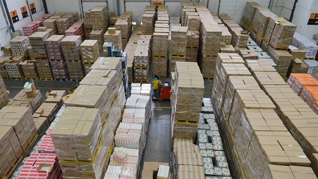 Ve skladech ��nsk�ch e-shop� �ekaj� na sv� z�kazn�ky tis�ce z�silek.