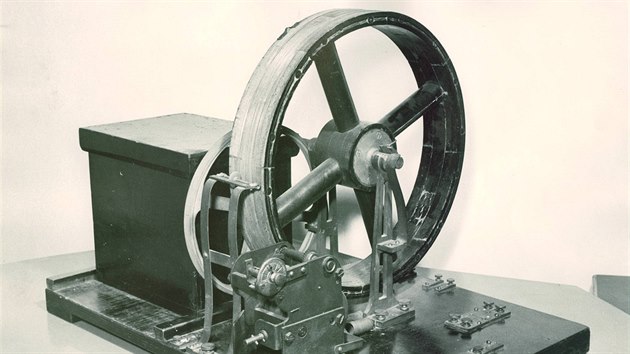 Prvn polarograf z roku 1924, vyroben na Karlov univerzit dle nvrhu J. Heyrovskho a M. Shikaty mechaniky M. Innemannem a F. Petkem.