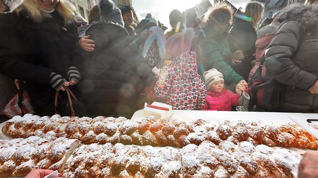 Chebt radn nesli a rozdvali osm metr "charitativn vnoky". Nkupem kousku mohli lid pispt na charitu (29. listopadu 2019).vnonho stromu Foto: MAFRA - Martin Stola
