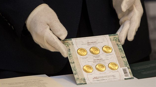 Hlavn archiv NB Jakub Kunert ukazuje soubor dvacetikorunovch minc, kter se tematicky vnuj roku 1918 a roku 1919.