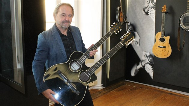 Zakladatel firmy František Furch s unikátní kytarou se dvěma krky určenou pro kapelu Scorpions.