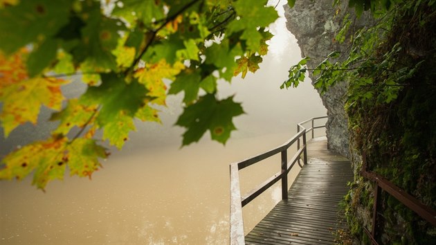 Turist projdou malebn dol eky Lunice. Naraz i na skaln stny a tunely. Evropsky certifikovanou stezkou provede celkem 18 informanch tabul, jejich soust bude i kvz.