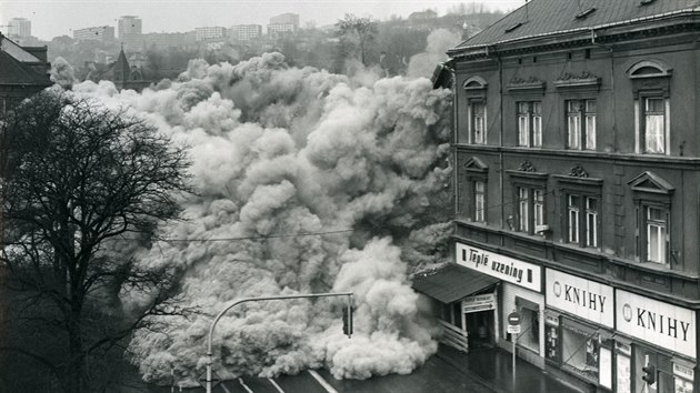 8. prosince 1979 padlo na tehdej Fukov ulici bhem jedin chvle k zemi dvanct historickch inovnch dom.