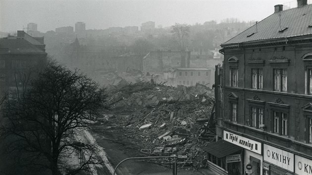 Do dne�n�ch dn� z�staly ve spodn� ��sti n�kdej�� Fu��kovy ulice (dne�n� Masarykovy) st�t jen dva domy na rohu Pa��sk�. Historickou z�stavbu nahradil nov� socialistick� brutalismus.