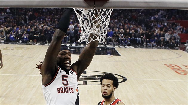 Montrezl Harrell z Los Angeles Clippers smeuje do koe v utkn s Portlandem.