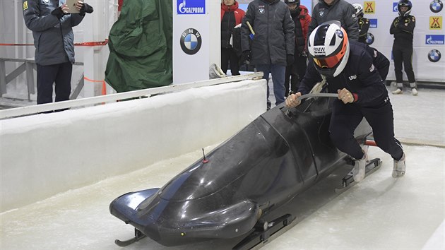 Americk dvojbob ve sloen Lauren Gibbsov, Kaillie Humphriesov ped zvodem Svtovho pohru v Lake Placid.