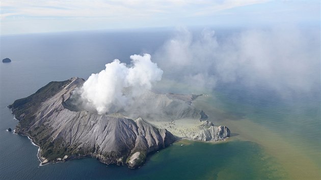 Na novozlandskm ostrvku White Island vybuchla sopka. V tu chvli u n byly destky lid. (9. prosince 2019)