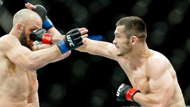 Machmud Muradov, uzbeck MMA zpasnk, knokautoval Ameriana Trevora Smithe ve tetm kole. Pipsal si druh vtzstv v UFC.