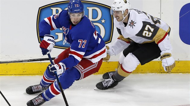 Filip Chytil (vlevo) z New York Rangers brnn    Sheaou Theodorem z Vegas.