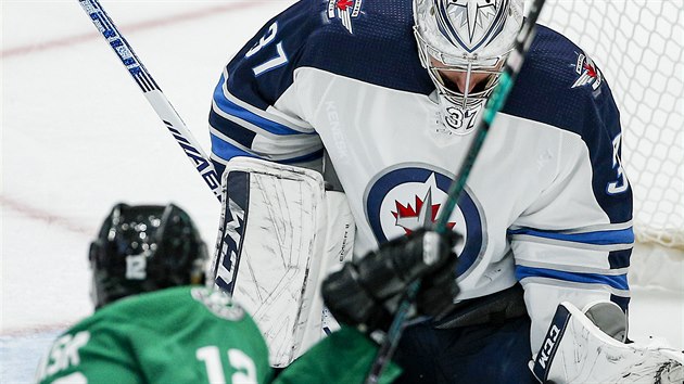 Brank Connor Hellebuyck z Winnipegu likviduje stelu Radka Faksy z Dallasu.