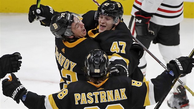 David Pastrk (zdy) z Bostonu se raduje z glu se spoluhri Toreym Krugem (vpravo) a Charliem McAvoyem.


McAvoy (73) and right wing David Pastrnak (88) during the third period of an NHL hockey game against the Chicago Blackhawks, Thursday, Dec. 5, 2019, in Boston. (AP Photo/Elise Amendola)