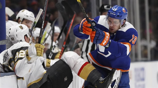 Tom Nosek (vpravo) z Vegas nar na mantinel po stetu s Mathewem Barzalem z New York Islanders.