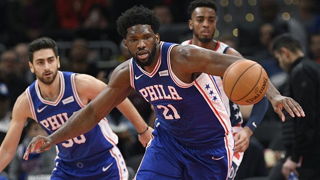 Za mem m Joel Embiid z Philadelphie.