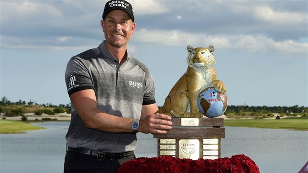 Švédský golfista Henrik Stenson s trofejí pro vítěze turnaje v Albany na Bahamách.
