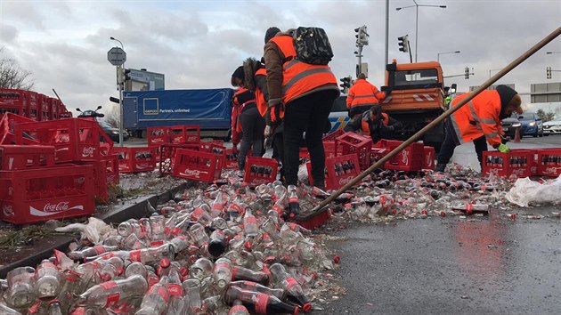 Ve trboholech z kamionu vypadly limondy na silnici. (9. 12. 2019)