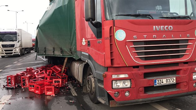 Ve trboholech z kamionu vypadly limondy na silnici. (9. 12. 2019)