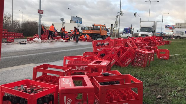 Ve trboholech z kamionu vypadly limondy na silnici. (9. 12. 2019)