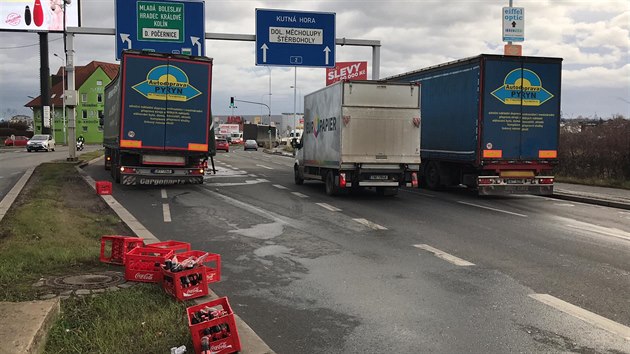 Ve trboholech z kamionu vypadly limondy na silnici. (9. 12. 2019)