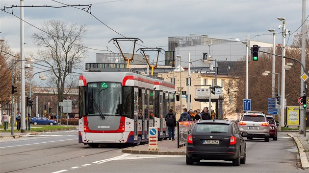 Olomouck dopravn podnik vrtil do provozu tramvaj typu EVO1/o s evidennm slem 122, kter v srpnu 2019 selhaly brzdy a nezen sjela pozadu ze zastvky U Dmu na ikovo nmst. (listopad 2019)