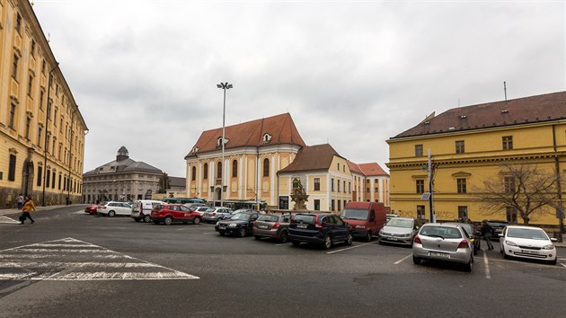 Olomouan u ve dvou przkumech vyjdili pn, aby nmst Republiky pobl centra pestalo bt parkovitm, a plocha se vyuvala jinak, napklad ke kulturnm akcm.