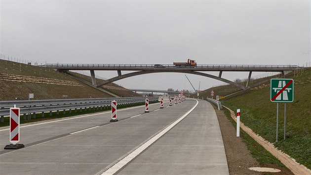 Pohled na konec nov dokonenho pedposlednho dosud chybjcho seku dlnice D1. Na okraji Perova zde bude idie ekat zaazen do jednoho pruhu a postupn snen rychlosti a na 40 kilometr v hodin.