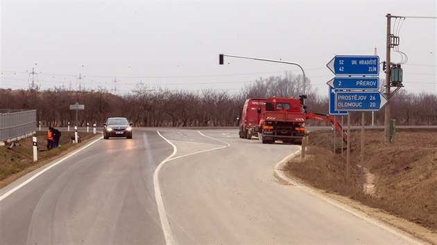 Nov dokonen pedposledn dosud chybjc sek dlnice D1 kon u Perova provizornm sjezdem, kter pak tm kolmo k frekventovanou silnici I/55. Dopravu zde proto bude dit semafor.